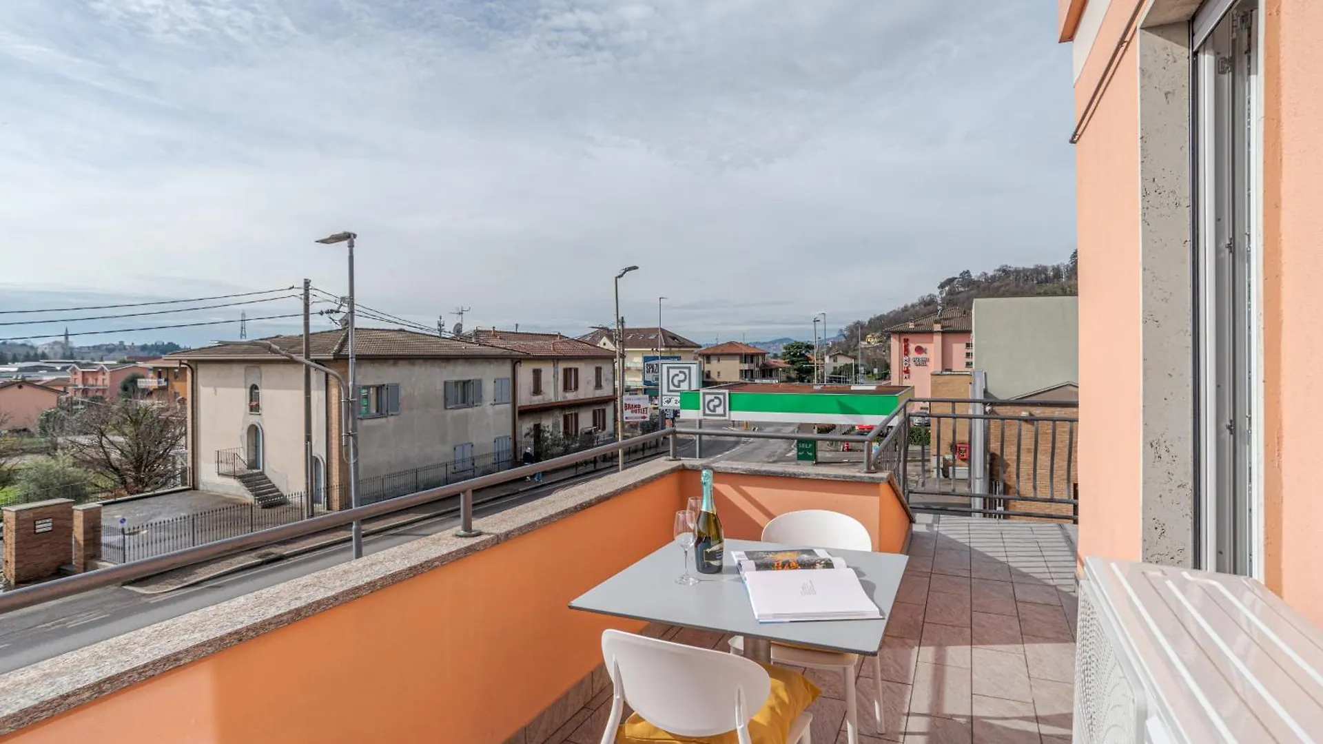 Roomy And Bright Apartments With Terrace! Cesana Brianza
