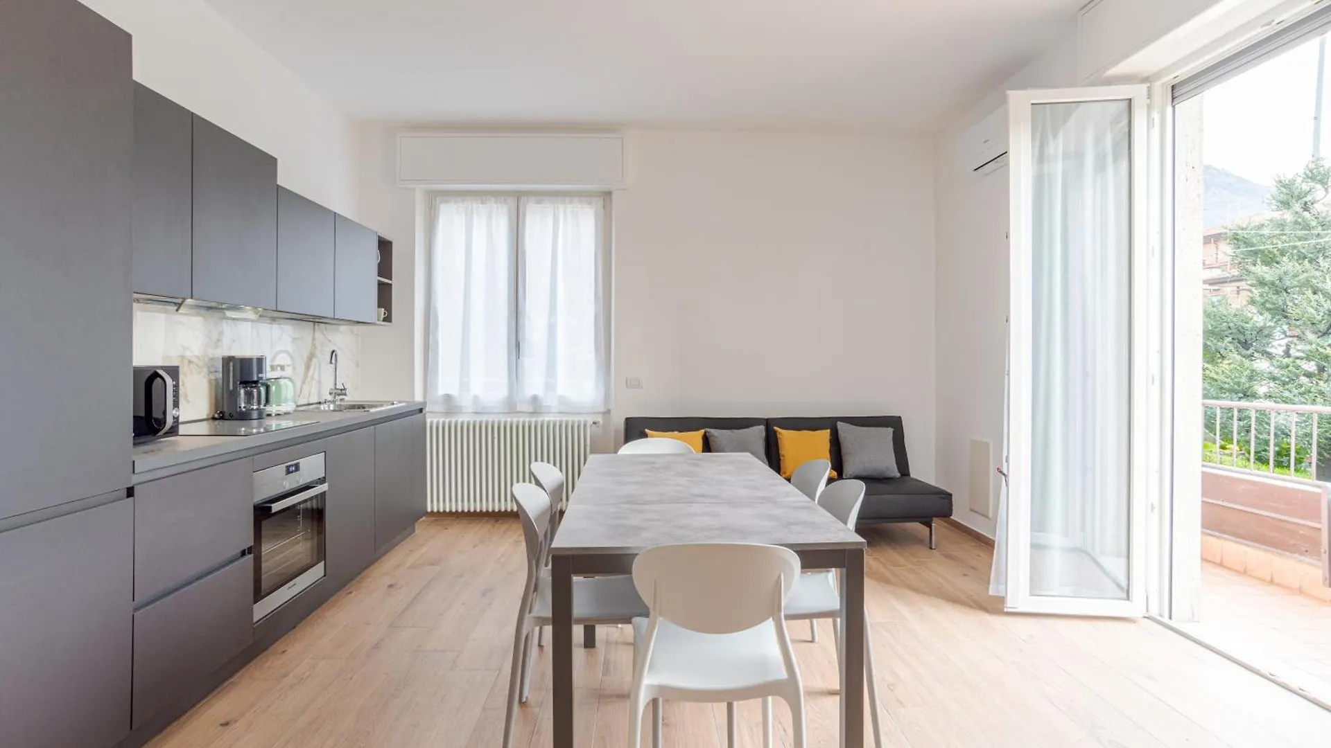 Roomy And Bright Apartments With Terrace! Cesana Brianza