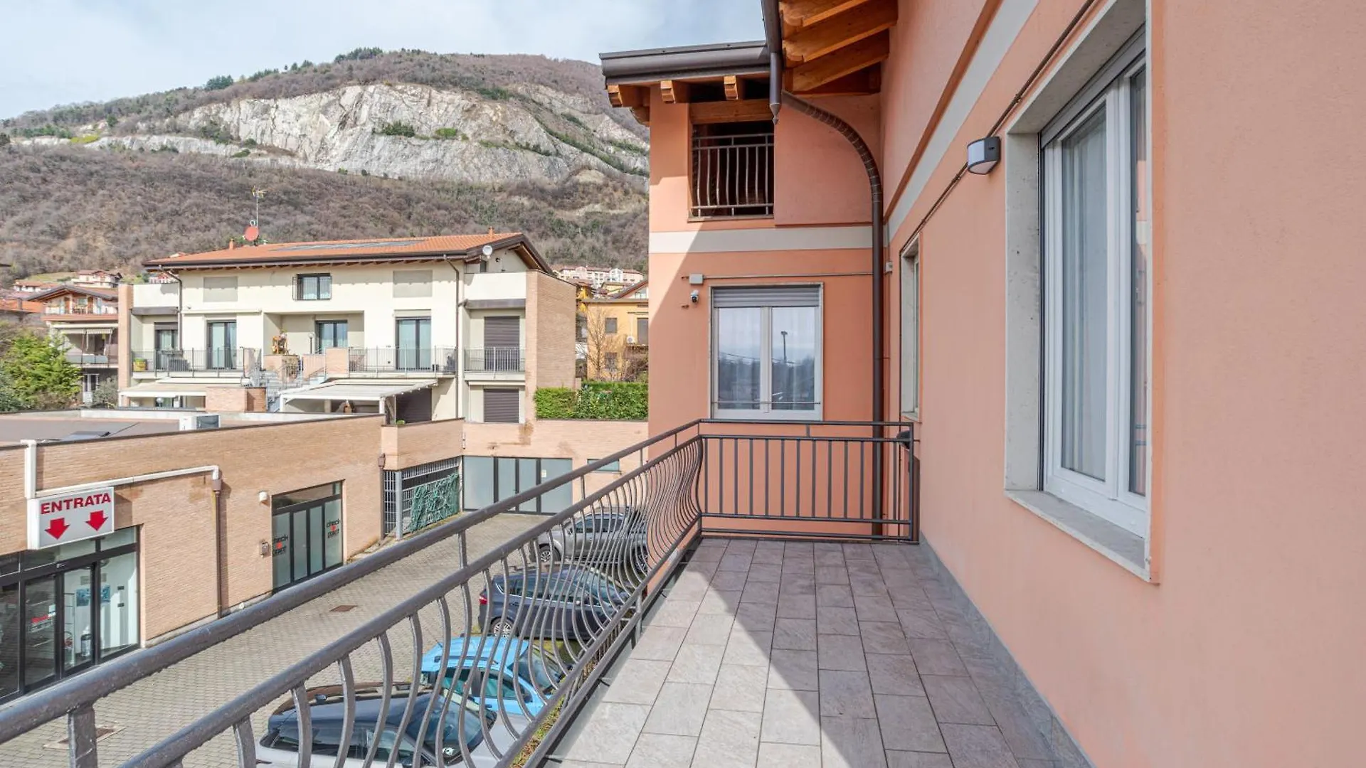 Roomy And Bright Apartments With Terrace! Cesana Brianza إيطاليا