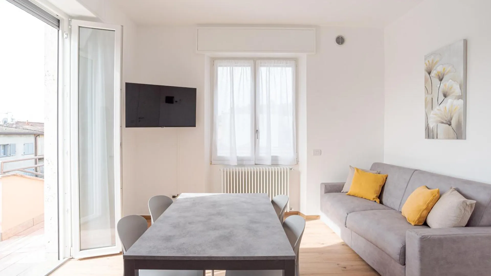 Roomy And Bright Apartments With Terrace! Cesana Brianza