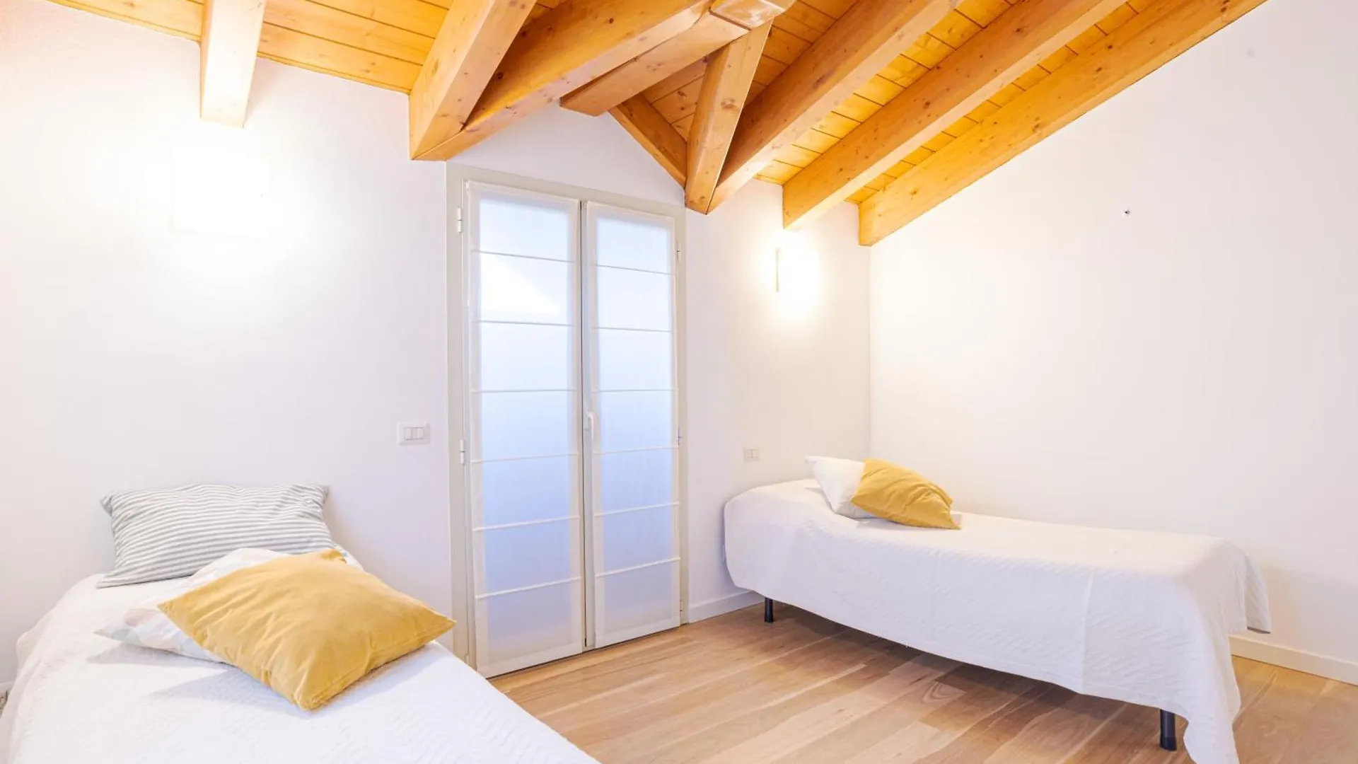 Roomy And Bright Apartments With Terrace! Cesana Brianza إيطاليا