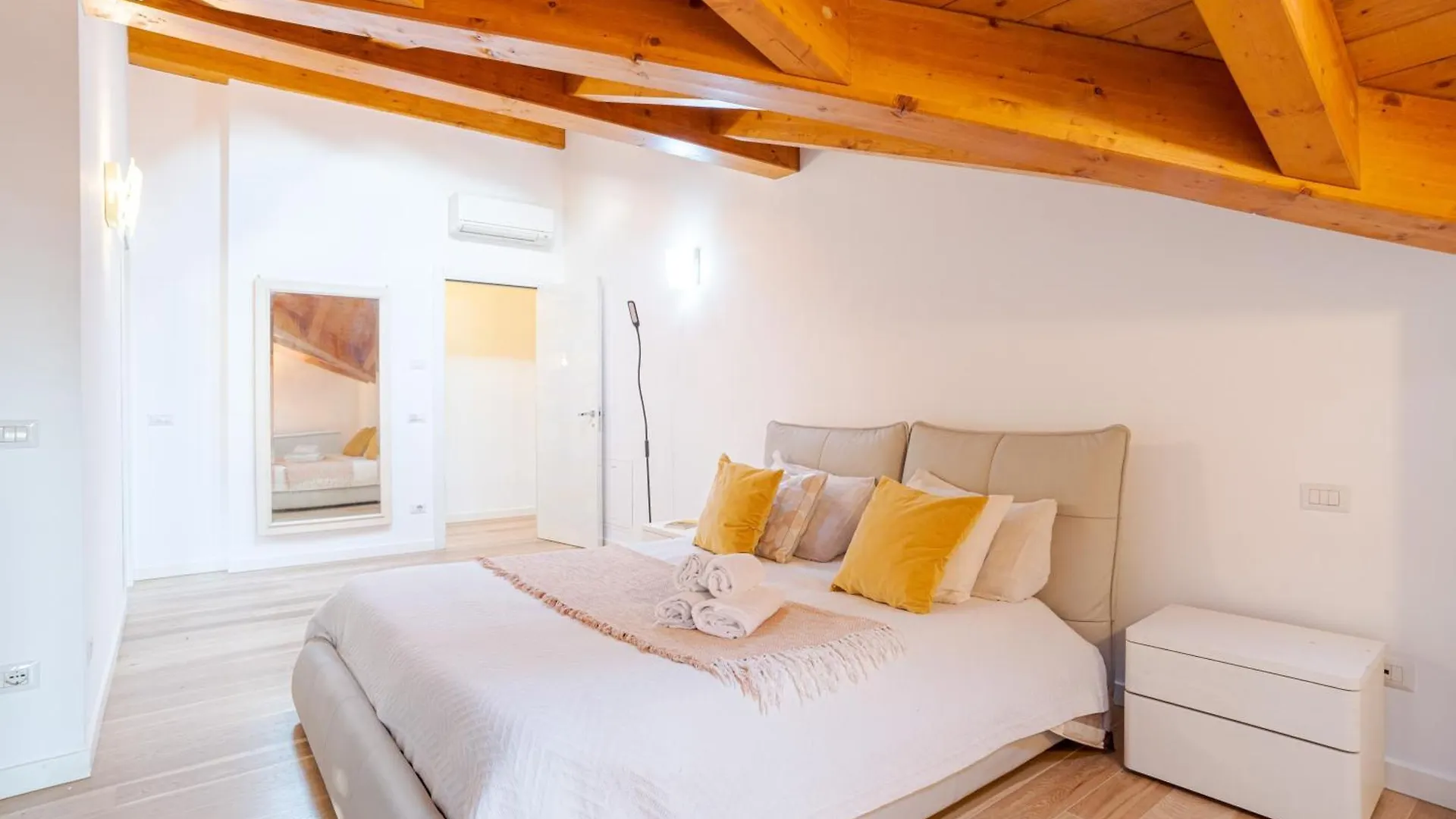 Roomy And Bright Apartments With Terrace! Cesana Brianza إيطاليا