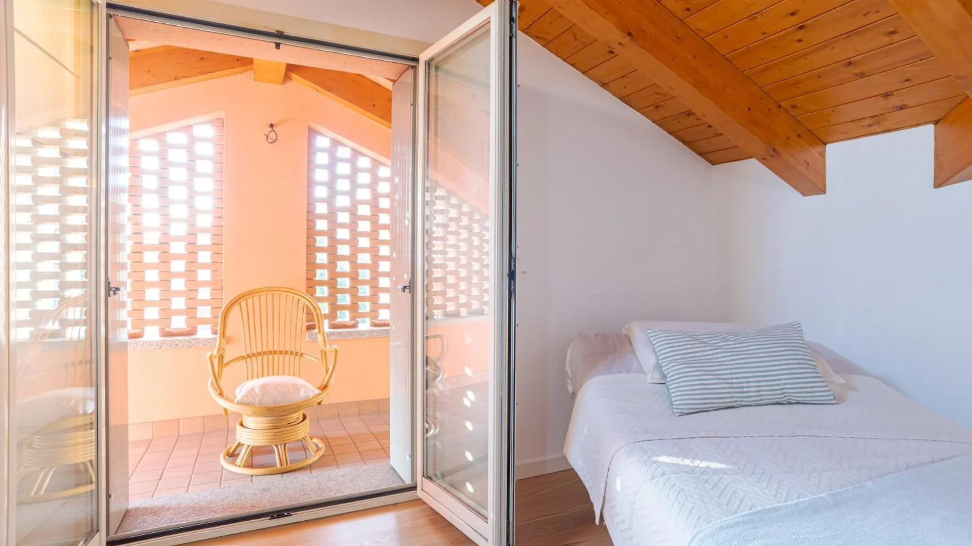 Roomy And Bright Apartments With Terrace! Cesana Brianza 0*,  إيطاليا