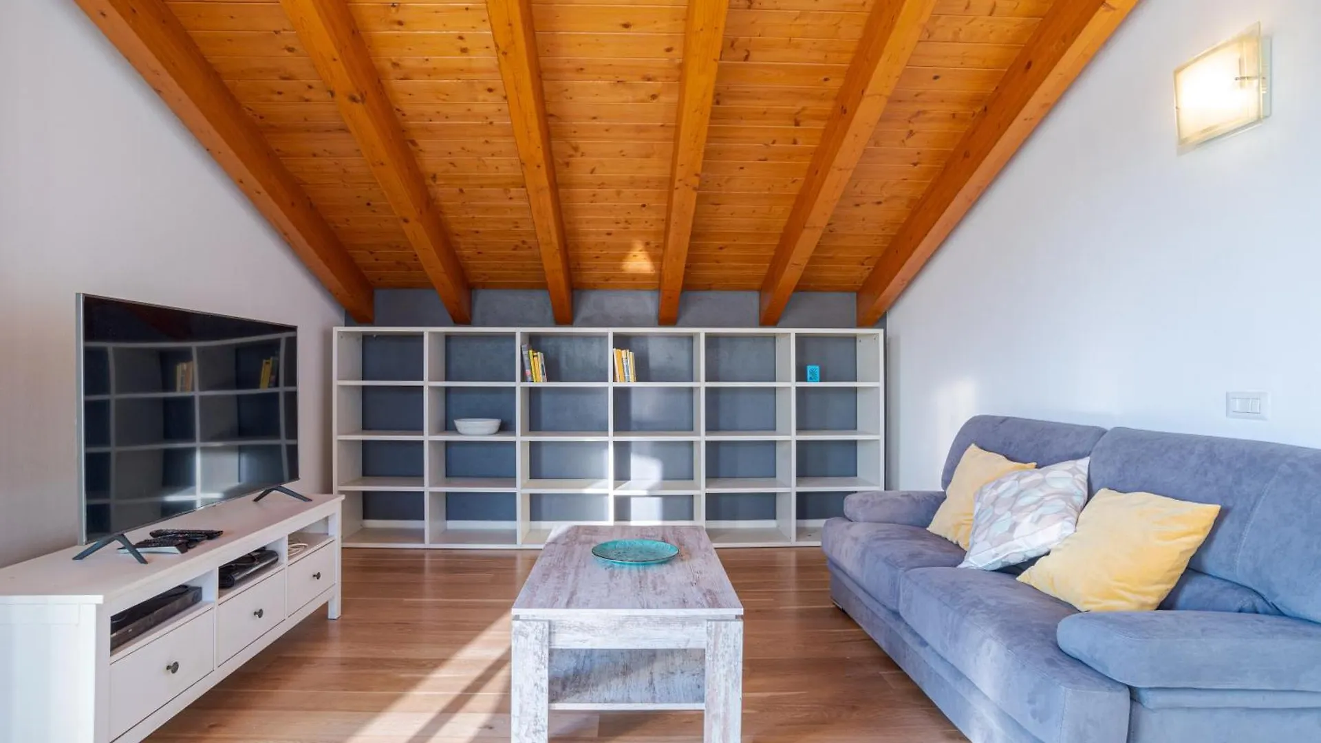 Roomy And Bright Apartments With Terrace! Cesana Brianza إيطاليا