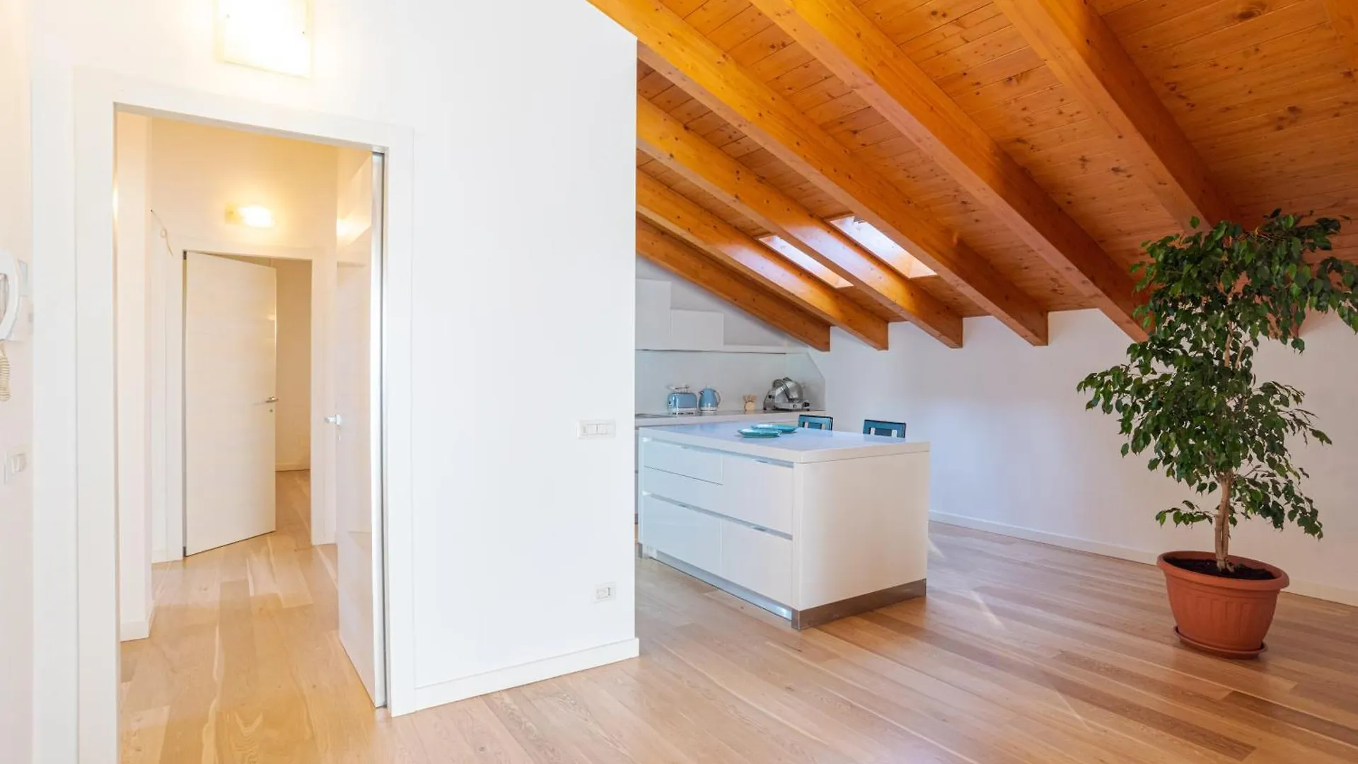 Roomy And Bright Apartments With Terrace! Cesana Brianza