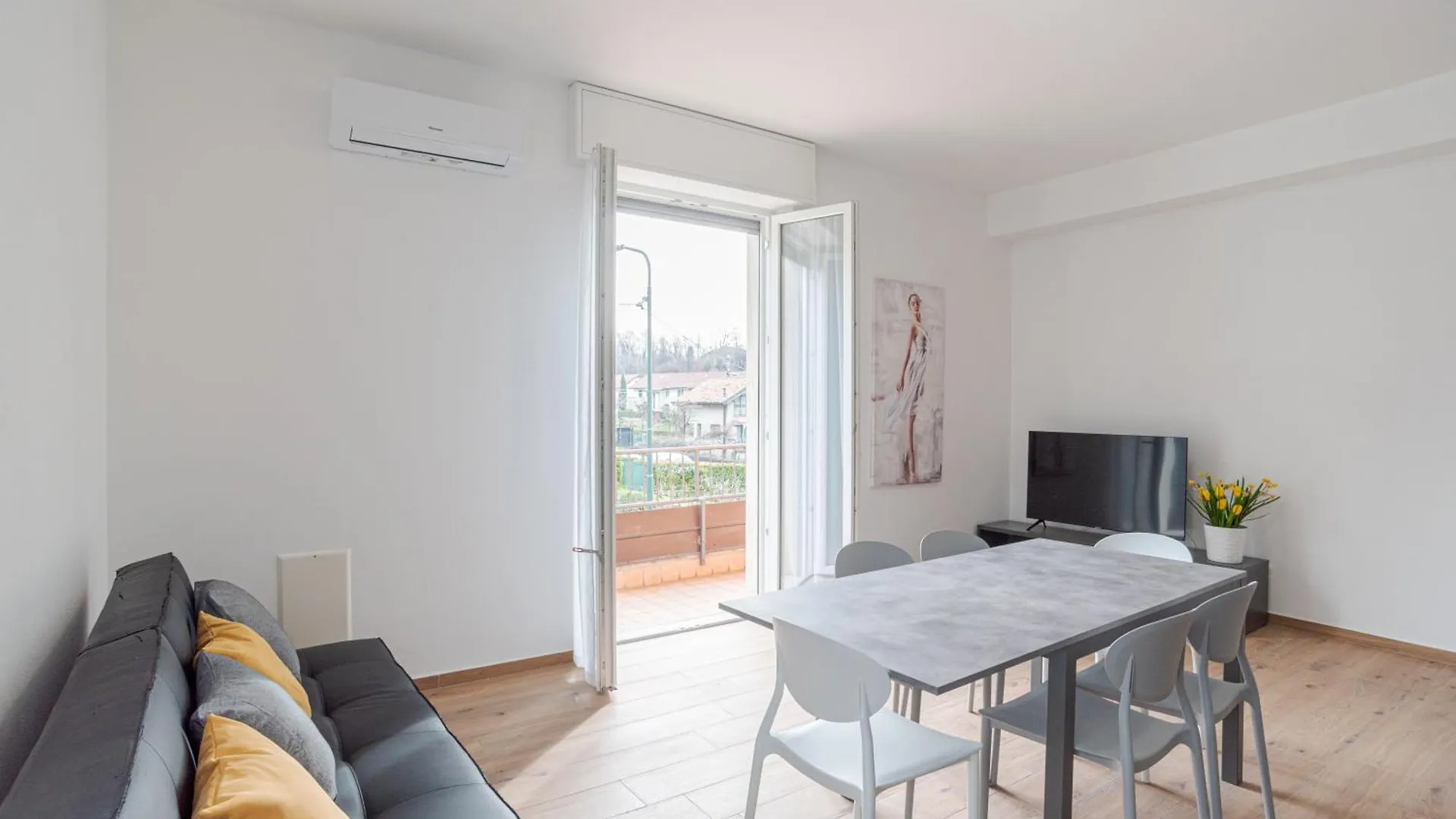 Roomy And Bright Apartments With Terrace! Cesana Brianza 0*,  Ιταλία