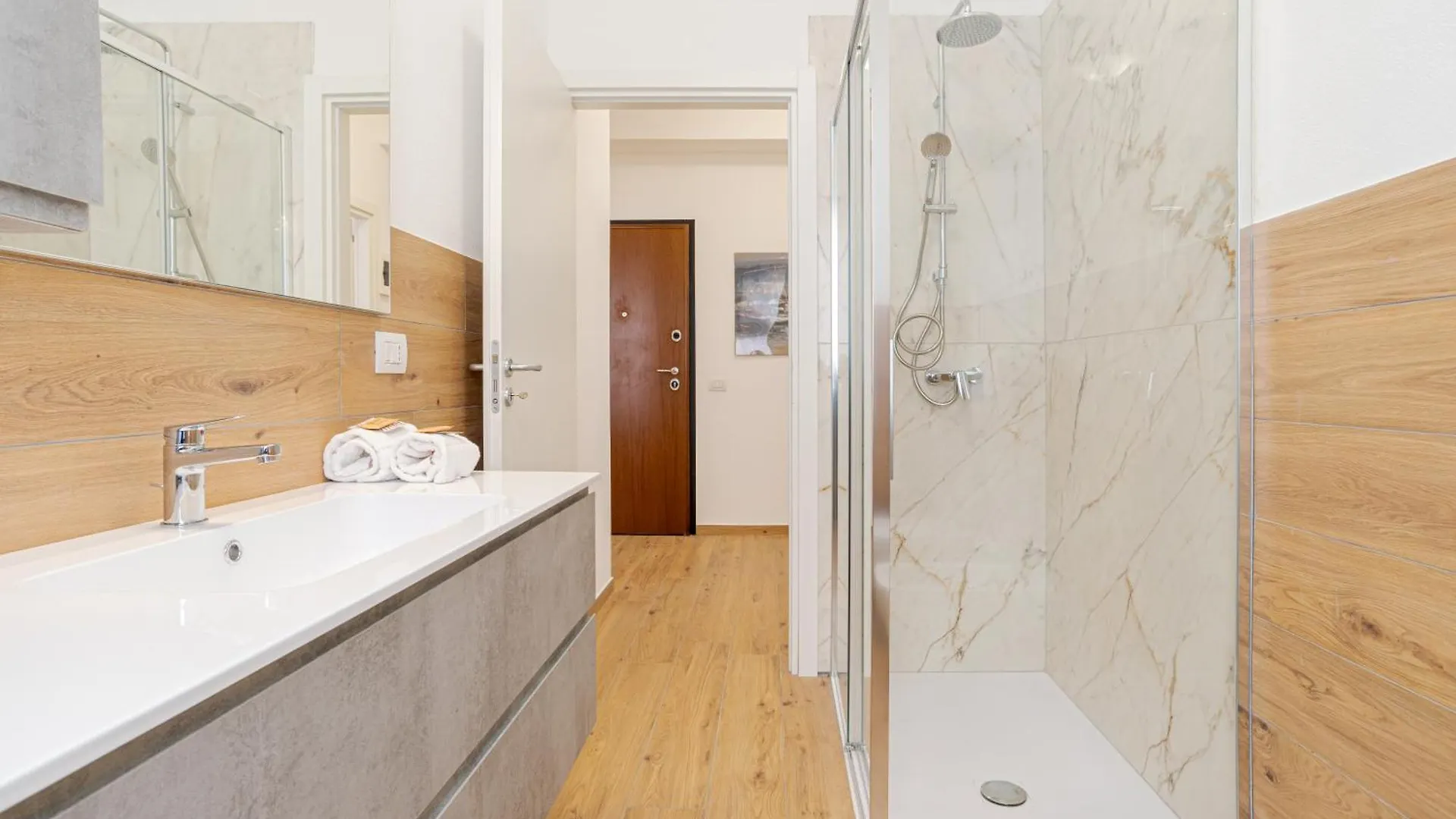 Roomy And Bright Apartments With Terrace! Cesana Brianza 0*,  Ιταλία