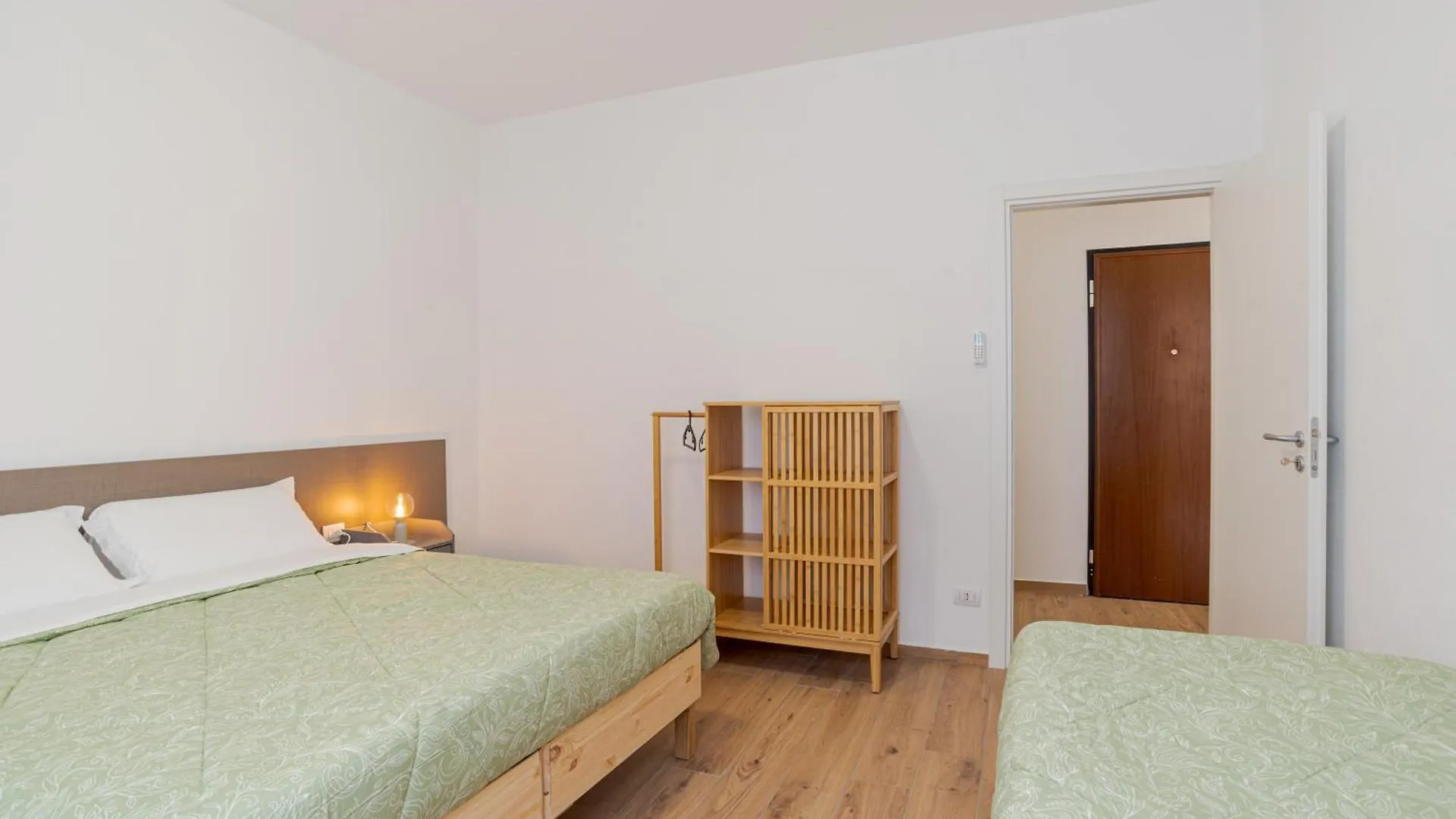 Roomy And Bright Apartments With Terrace! Cesana Brianza Ιταλία