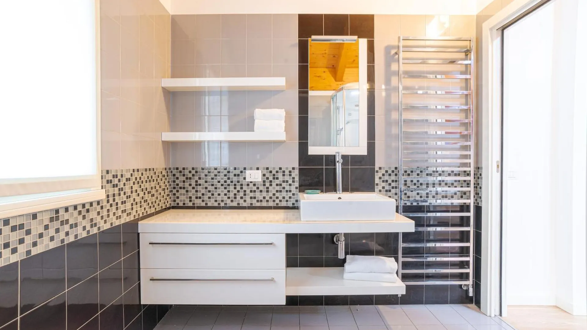 Roomy And Bright Apartments With Terrace! Cesana Brianza Ιταλία
